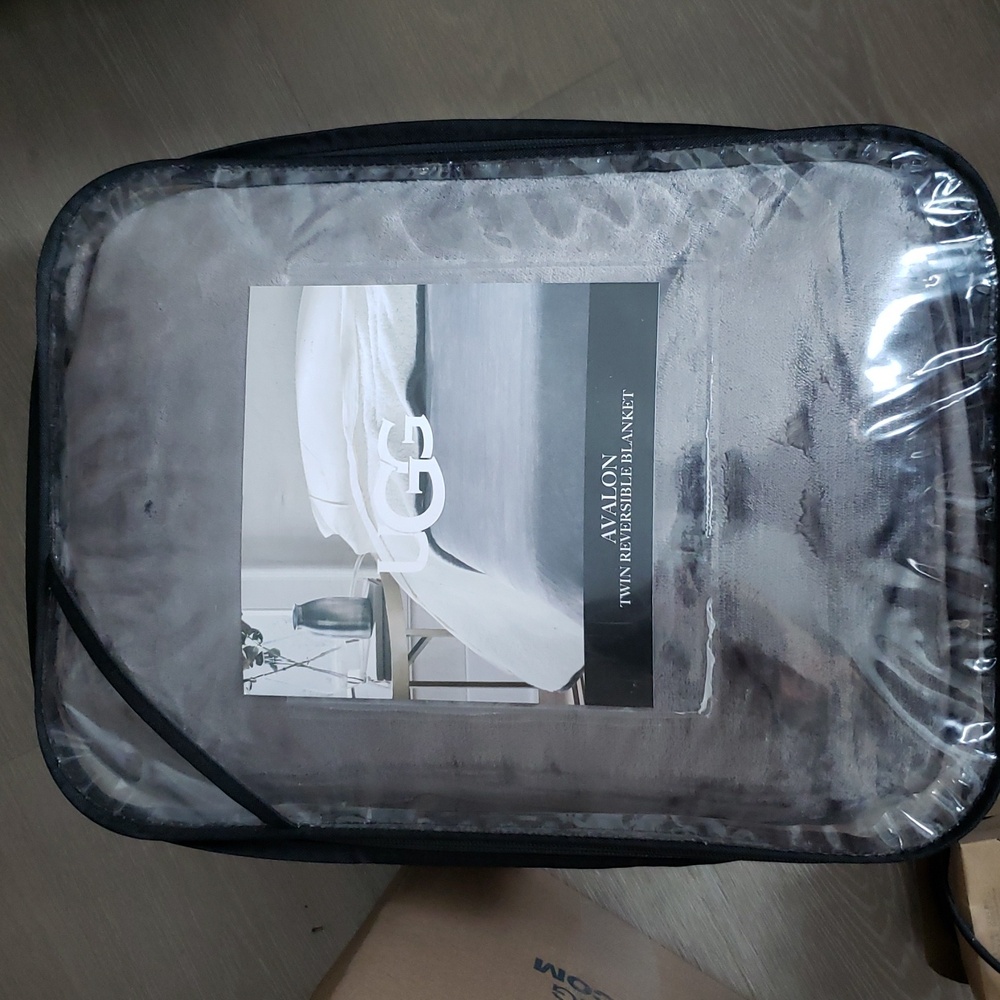UGG Avalon Twin Blanket in Gray and White